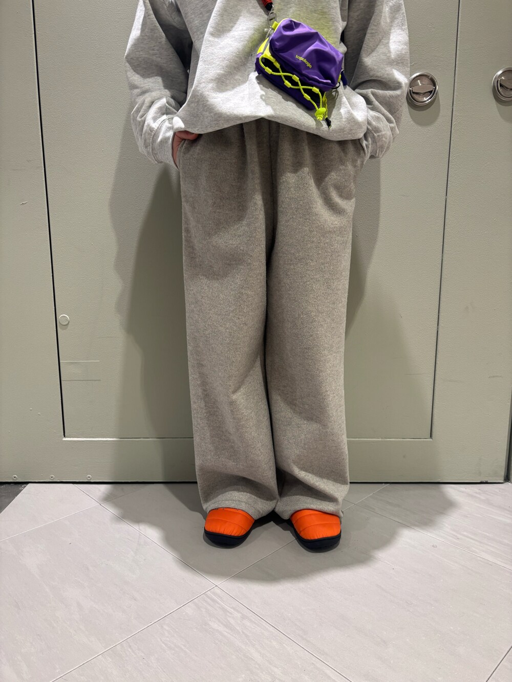 「スウェットパンツ、スウェット、お出かけコーデ、冬服、グレーコーデ、シンプルスタイル、冬アウター、カオスフィッシングクラブ、SUBU、トポロジー」｜「TopologieのTopologie/トポロジー　Topologie Wares Strap 8.0mm Rope Strap 【ストラップ単体】（スマホグッズ、イエロー系）」を使った、小林さん（レディース・155cm）の冬コーディネートの4枚目の写真