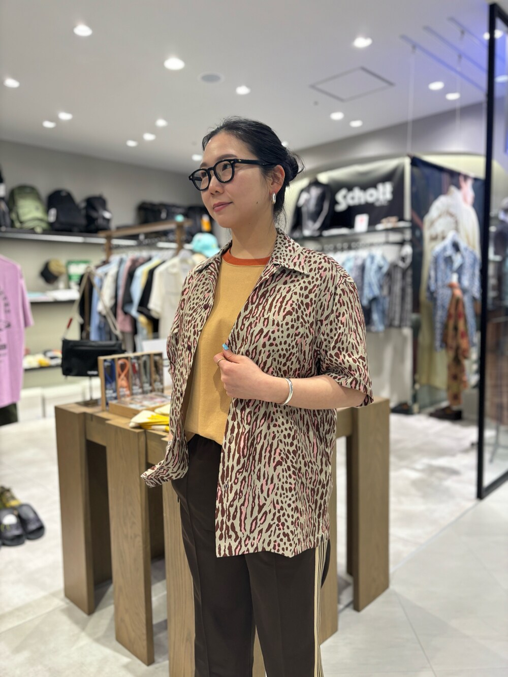 「柄シャツ、BEAVER、ショット、トラックパンツ、カジュアルスタイル、リラックススタイル、夏服、厚底サンダル、初夏コーデ、ウーフォス」｜「sogliaのSOGLIA/ソリア OPEN END SOLID TEE リンガーティー（Tシャツ/カットソー、グレー系）」を使った、小林さん（レディース・155cm）の春コーディネートの2枚目の写真