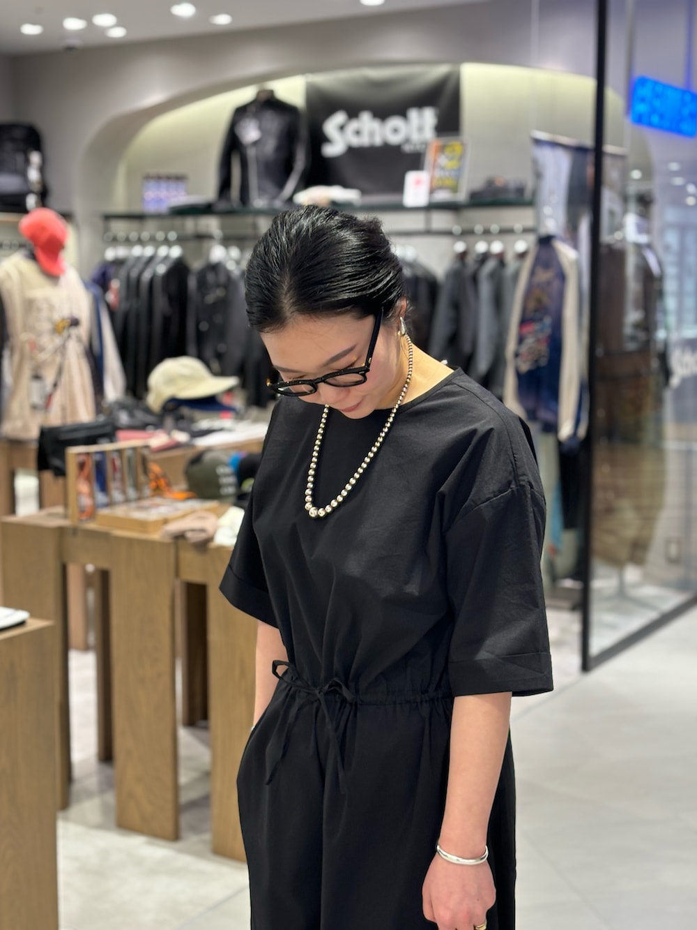 「ブラック、オールインワン、BEAVER、オケージョンスタイル、大人可愛い、巾着、BEAVER名古屋、ウーフォス、トポロジー、春のNewスタイル」｜「OOFOSのOOFOS/ウーフォス　OOmega ウーメガ　リカバリーサンダル　厚底（サンダル、ブラック系）」を使った、小林さん（レディース・155cm）の春コーディネートの2枚目の写真
