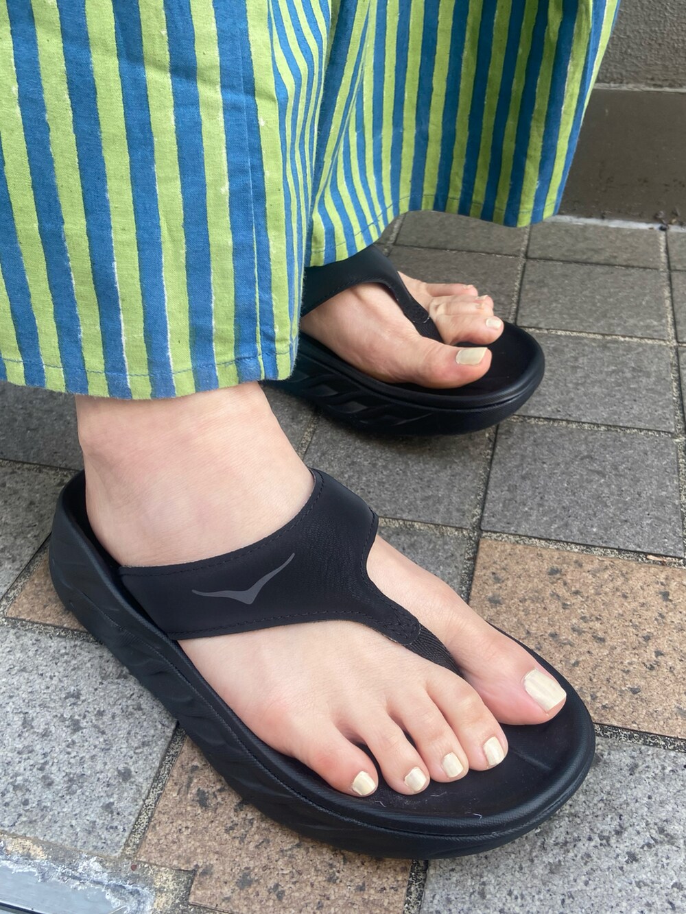 ブラック系のノーカラージャケット、ブラック系のサンダル、ブラック系のサンダルを着用したレディースの春コーディネートの3枚目の写真