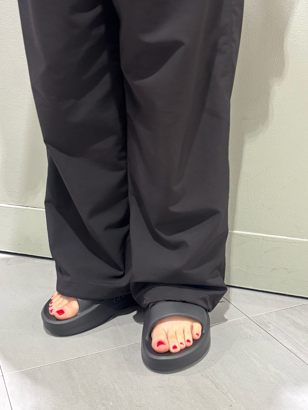 ブラック系のマウンテンパーカー、ブラック系のサンダルを着用したレディースの春コーディネートの3枚目の写真