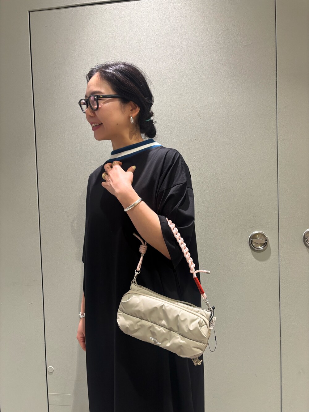 ブラック系のワンピース、ブラック系のその他パンツを着用したレディースの夏コーディネートの2枚目の写真