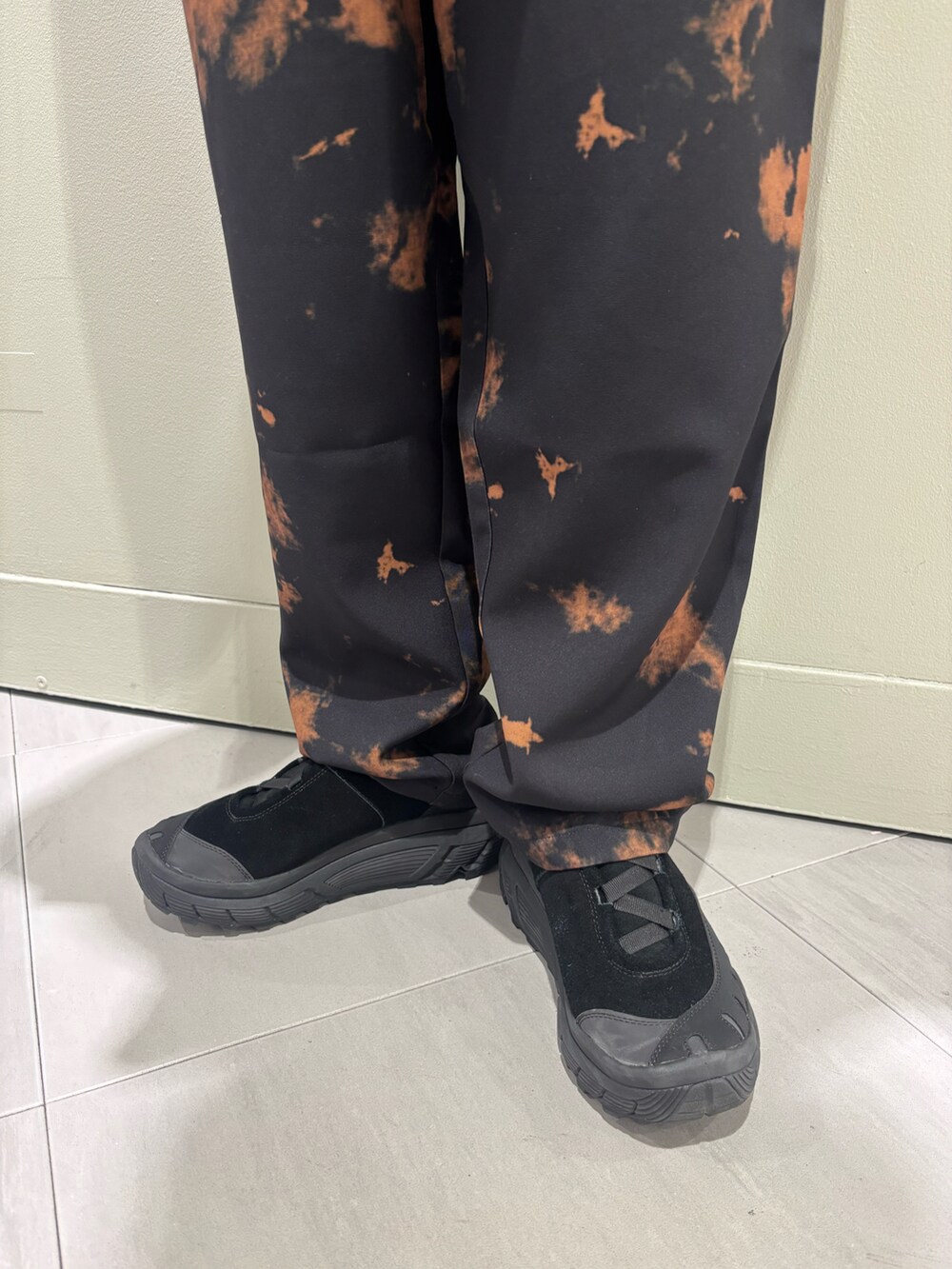 「キャップ、タイダイ柄、BEAVER、パンツスタイル、シャツスタイル、モノトーンコーデ、シンプルスタイル、ゆるコーデ、BEAVER名古屋、春めき満開コーデ」｜「Oddsのodds/オッズ  STICH CAP ステッチキャップ（キャップ、ベージュ系）」を使った、小林さん（レディース・155cm）の春コーディネートの3枚目の写真