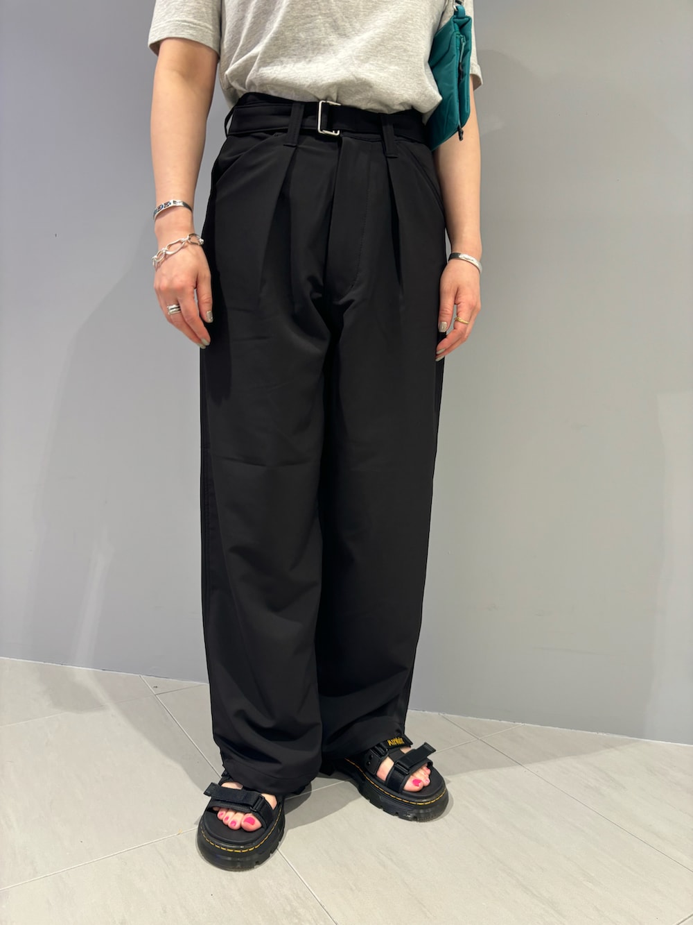 「ロゴT、BEAVER、大人カジュアル、パンツスタイル、夏コーデ、黒パンツ、シンプルスタイル、カジュアルコーデ、厚底サンダル、BEAVER名古屋」｜「TopologieのTopologie/トポロジー　Wares Straps 8.0㎜ Wrist Strap 【ストラップ単体】（スマホグッズ、レッド系）」を使った、小林さん（レディース・155cm）の夏コーディネートの3枚目の写真