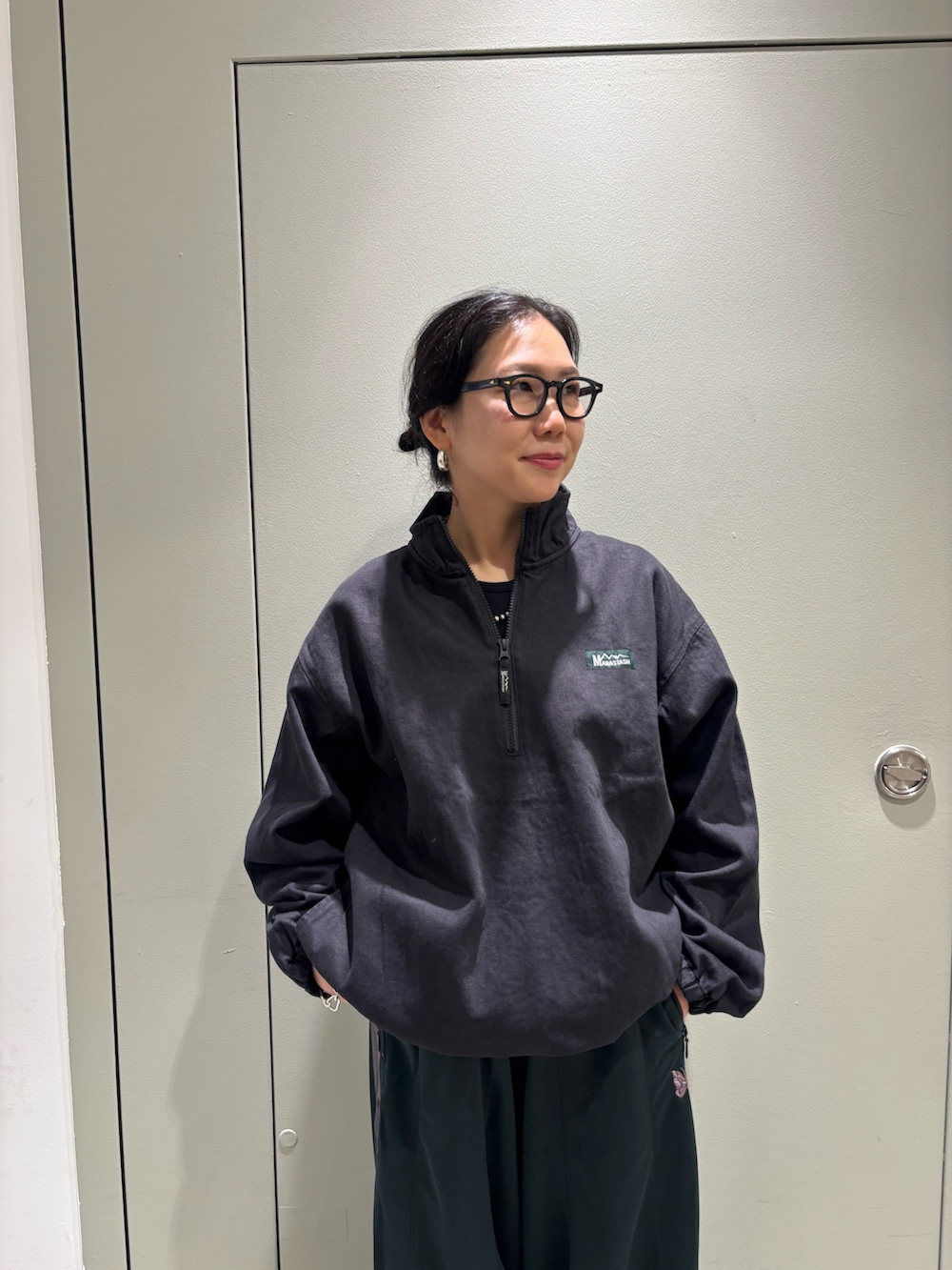 ブラック系のTシャツ/カットソーを着用したレディースの秋コーディネートの2枚目の写真