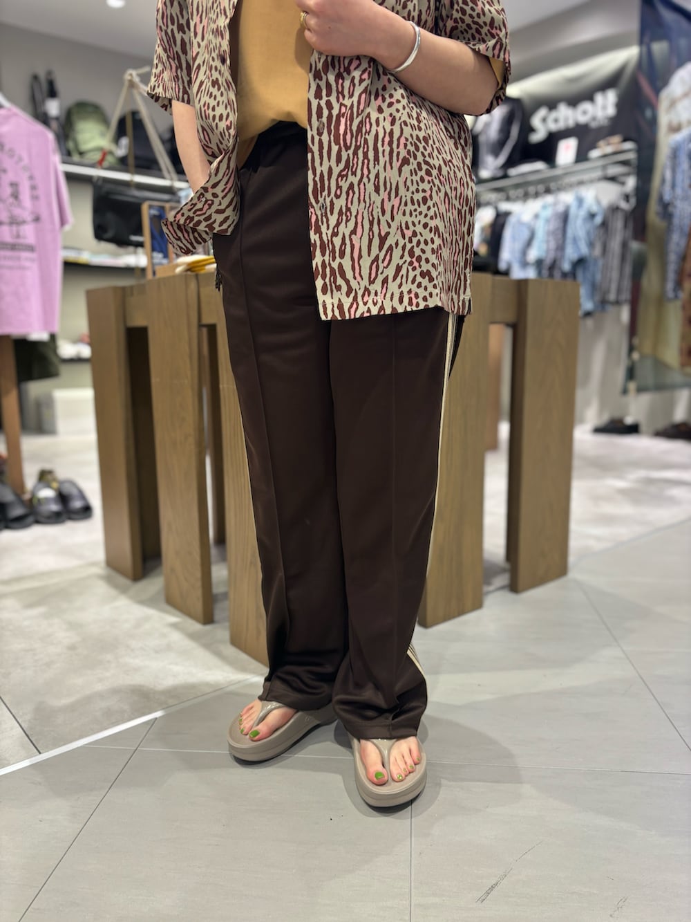 「柄シャツ、BEAVER、ショット、トラックパンツ、カジュアルスタイル、リラックススタイル、夏服、厚底サンダル、初夏コーデ、ウーフォス」｜「sogliaのSOGLIA/ソリア OPEN END SOLID TEE リンガーティー（Tシャツ/カットソー、グレー系）」を使った、小林さん（レディース・155cm）の春コーディネートの3枚目の写真