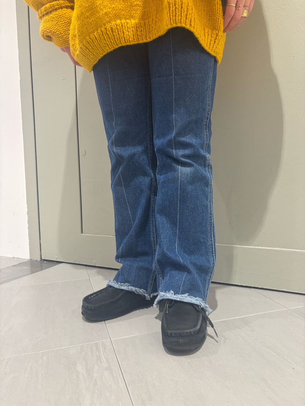 「BEAVER、オーバーサイズ、冬、冬服、ワラビー、秋冬コーデ、ニットコーデ、BEAVER名古屋、ニット/セーター、真冬のあったかスタイル」｜「ClarksのCLARKS/クラークス WALLABEE GTX ワラビー　ゴアテックス（モカシン/デッキシューズ、ブラック系）」を使った、小林さん（レディース・155cm）の冬コーディネートの3枚目の写真