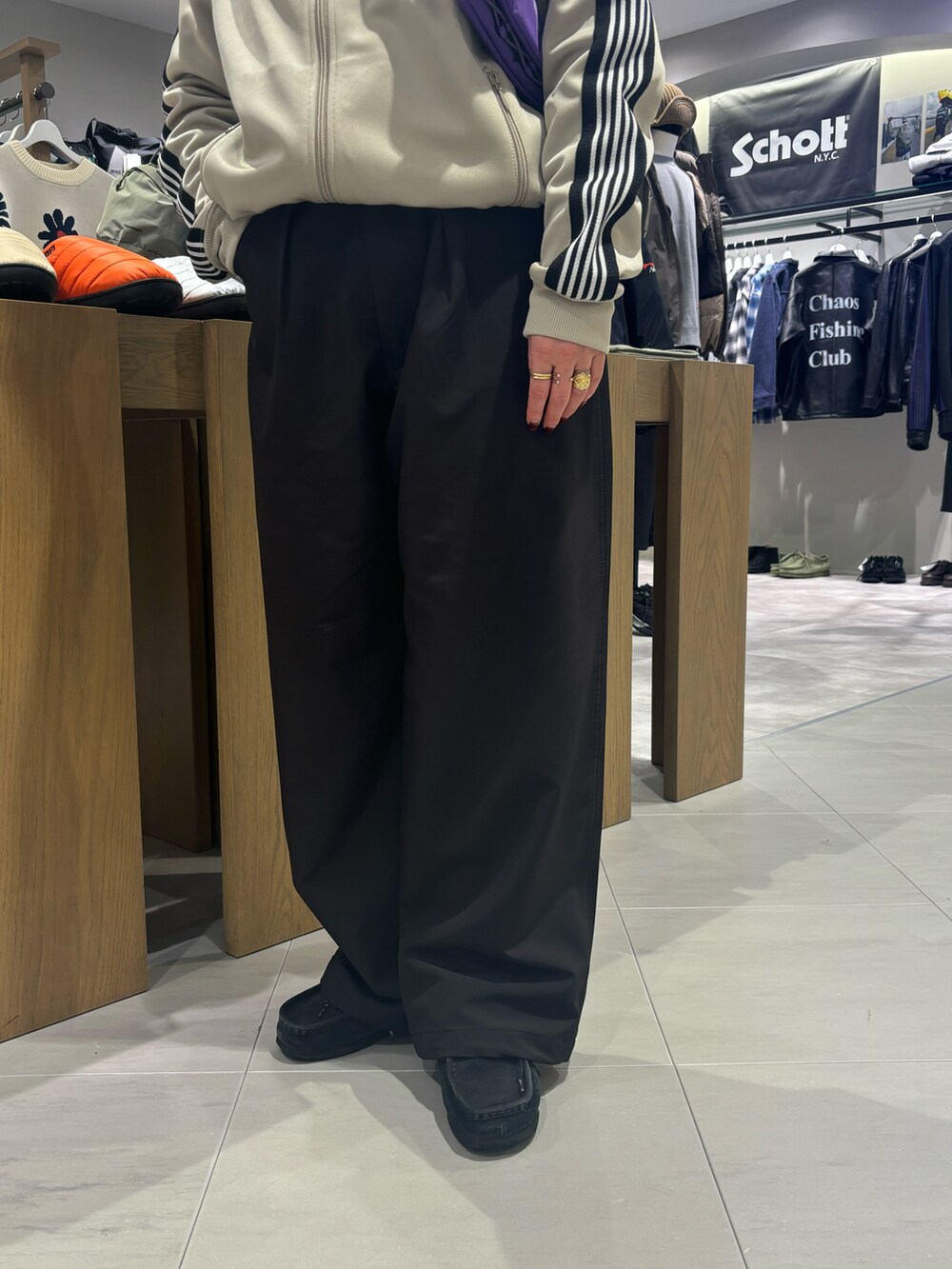 「セットアップ、BEAVER、ワイドパンツ、トラックジャケット、黒パンツ、ワラビー、おでかけコーデ、秋冬、秋冬コーデ、トポロジー」｜「TopologieのTopologie/トポロジー　Wares Straps 8.0㎜ Wrist Strap 【ストラップ単体】（スマホグッズ、レッド系）」を使った、小林さん（レディース・155cm）の秋コーディネートの2枚目の写真