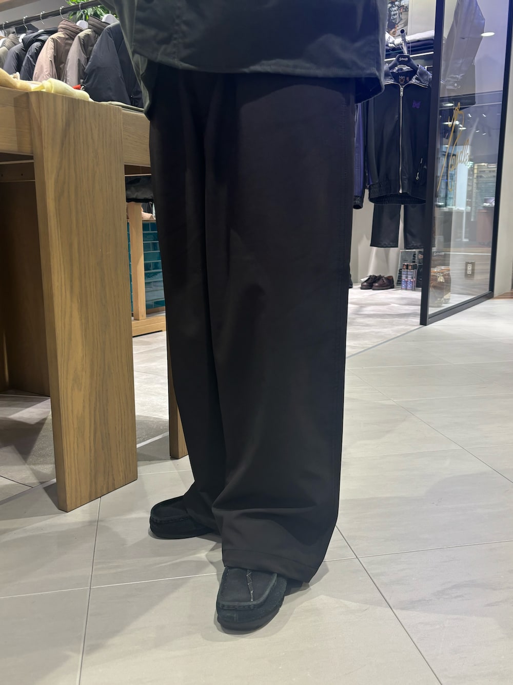 ブラック系のモカシン/デッキシューズ、その他のその他アウター、その他のその他アウターを着用したレディースの秋コーディネートの3枚目の写真