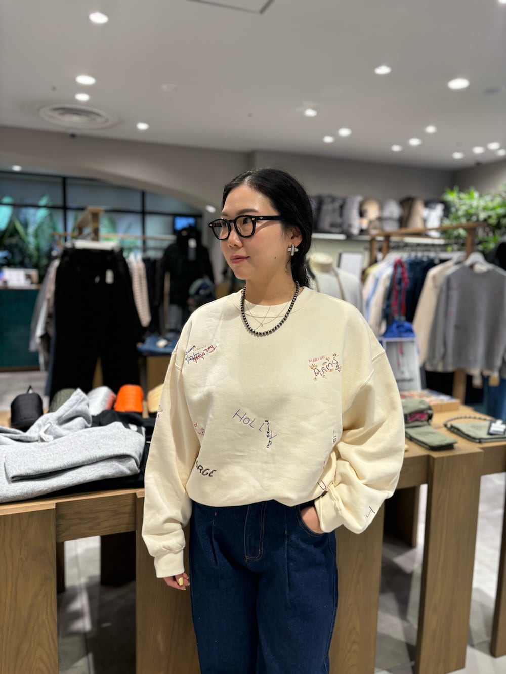 「スウェット、デニム、秋のコーデ、BEAVER、革靴、キレイめ、リラックススタイル、秋服、スウェットコーデ、クレマン」｜「PAYDAYのPAYDAY /ペイデイ  別注SWEAT刺繍（スウェット、ホワイト系）」を使った、小林さん（レディース・155cm）の秋コーディネートの2枚目の写真
