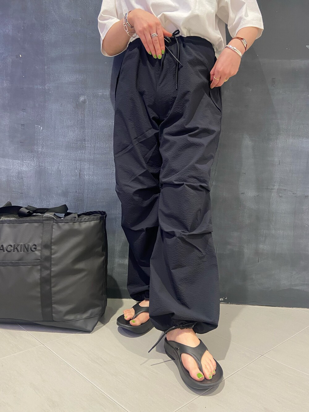 「トートバッグ、Tシャツ、BEAVER、大人女子、夏コーデ、シンプルスタイル、おでかけコーデ、オトナカジュアル、BEAVER名古屋、初夏コーデ」｜「MANASTASHのMANASTASH/マナスタッシュ　HOT DOG TOUR TEE　ホットドックTシャツ（Tシャツ/カットソー、ブラック系）」を使った、小林さん（レディース・155cm）の夏コーディネートの3枚目の写真