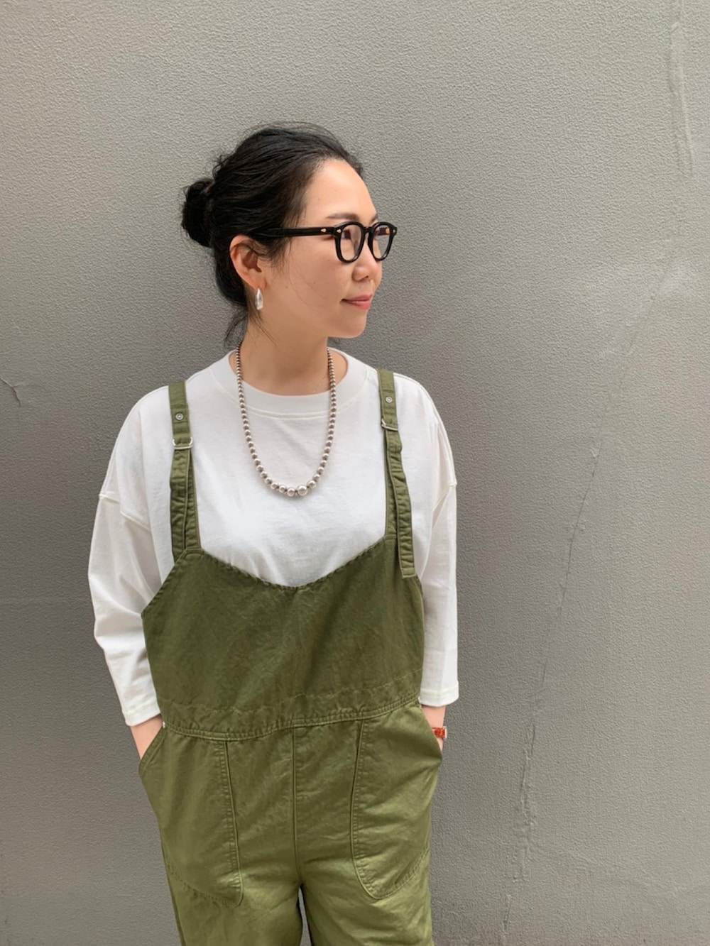 ホワイト系のTシャツ/カットソー、その他のサンダル、グリーン系のその他パンツを着用したレディースの春コーディネートの3枚目の写真