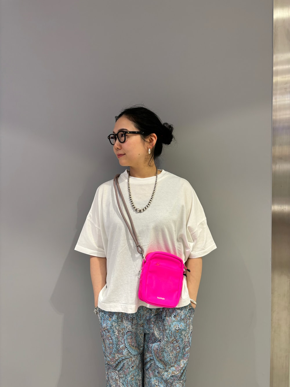 「柄パンツ、ペイズリー柄、BEAVER、ペイズリー、夏コーデ、シンプルスタイル、オトナカジュアル、ペイズリー柄パンツ、夏だ！Tシャツ着よう！、トポロジー」｜「BEAVERのB omnivore/ビーオムニボー　パウダーサテンプリントリラックスパンツ（その他パンツ、その他）」を使った、小林さん（レディース・155cm）の夏コーディネートの3枚目の写真