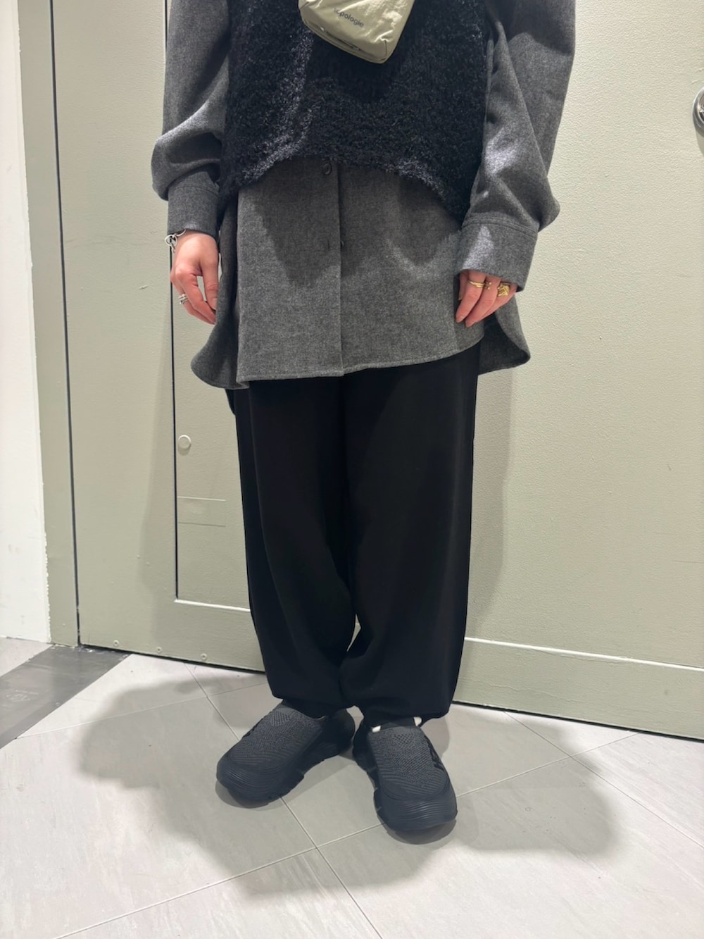 「スニーカー、BEAVER、厚底シューズ、パンツスタイル、ゆるコーデ、オトナ女子、ホカオネオネ、スマホショルダー、トポロジー、スマホストラップ」｜「HOKAのHOKA ONE ONE / ホカ オネオネ　Restore TC リストアーティーシー　ユニセックス（サンダル、ブラック系）」を使った、小林さん（レディース・155cm）の冬コーディネートの3枚目の写真