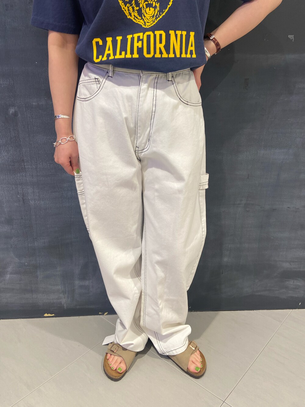 ブルー系のTシャツ/カットソー、ベージュ系のサンダル、ベージュ系のサンダルを着用したレディースの夏コーディネートの3枚目の写真