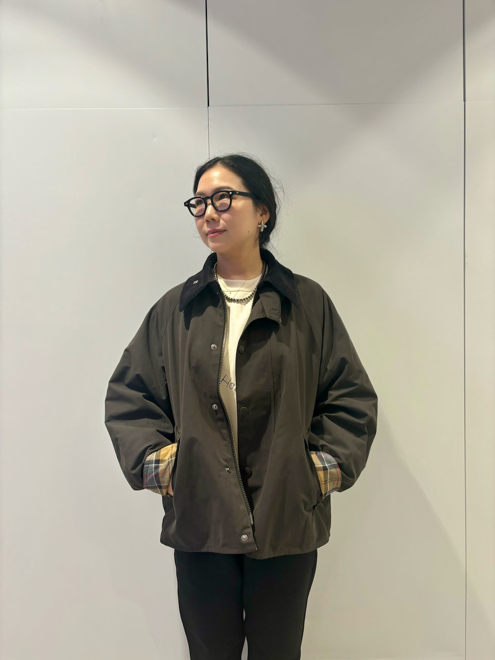「カジュアル、アウトドアスタイル、BEAVER、バブアー、グラミチ、別注アイテム、シンプルスタイル、グラミチ別注、BEAVER名古屋、バブアー女子」｜「PAYDAYのPAYDAY /ペイデイ  別注SWEAT刺繍（スウェット、ホワイト系）」を使った、小林さん（レディース・155cm）の秋コーディネートの2枚目の写真