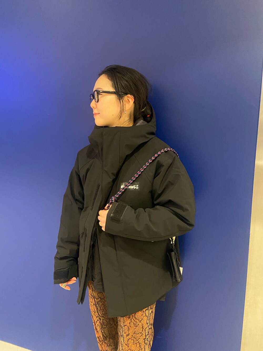 「BEAVER、大人カジュアル、お出かけコーデ、冬、トラックパンツ、カジュアルコーデ、メガネ女子、着回しコーデ、デナリジャケット、BEAVER名古屋」｜「BEAVERのWILD THINGS × BEAVER 別注CLASSIC DENALI JACKET（ジャケット/アウター、ブラック系）」を使った、小林さん（レディース・155cm）の冬コーディネートの2枚目の写真
