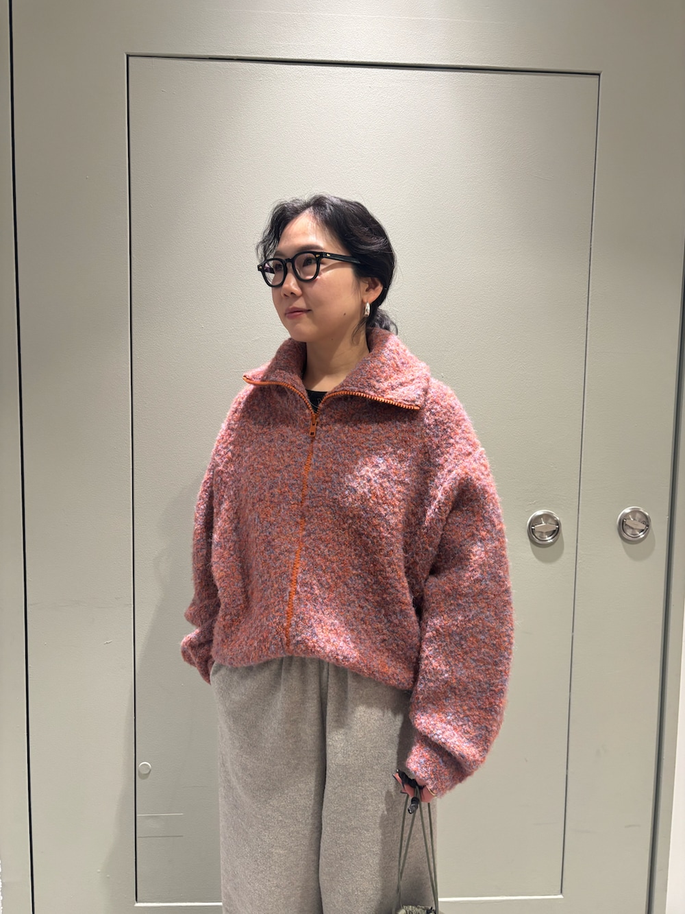 「BEAVER、お出かけコーデ、冬服、着回しコーデ、淡色コーデ、キンチャクバッグ、冬アウター、BEAVER名古屋、トポロジー、ニット/セーター」｜「ClarksのCLARKS/クラークス WALLABEE GTX ワラビー　ゴアテックス（モカシン/デッキシューズ、ブラック系）」を使った、小林さん（レディース・155cm）の冬コーディネートの2枚目の写真