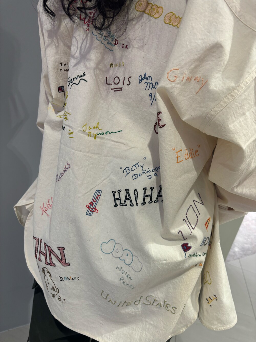 グリーン系のカーゴパンツ、ホワイト系のシャツ/ブラウスを着用したレディースの夏コーディネートの2枚目の写真