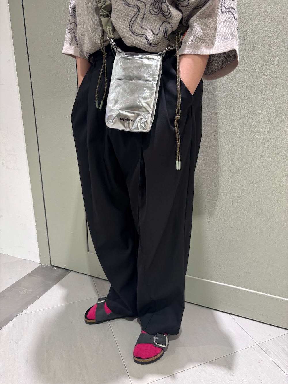 「お出かけコーデ、大人ファッション、パンツコーデ、シンプルスタイル、30代コーデ、シンプルカジュアル、トップス、黒パンツ、黒縁メガネ、ビルケンシュトック」｜「BEAVERのB omnivore/ビーオムニボー  RNフラワー総柄JQD クルーネックS/S（Tシャツ/カットソー、グレー系）」を使った、小林さん（レディース・155cm）の夏コーディネートの3枚目の写真