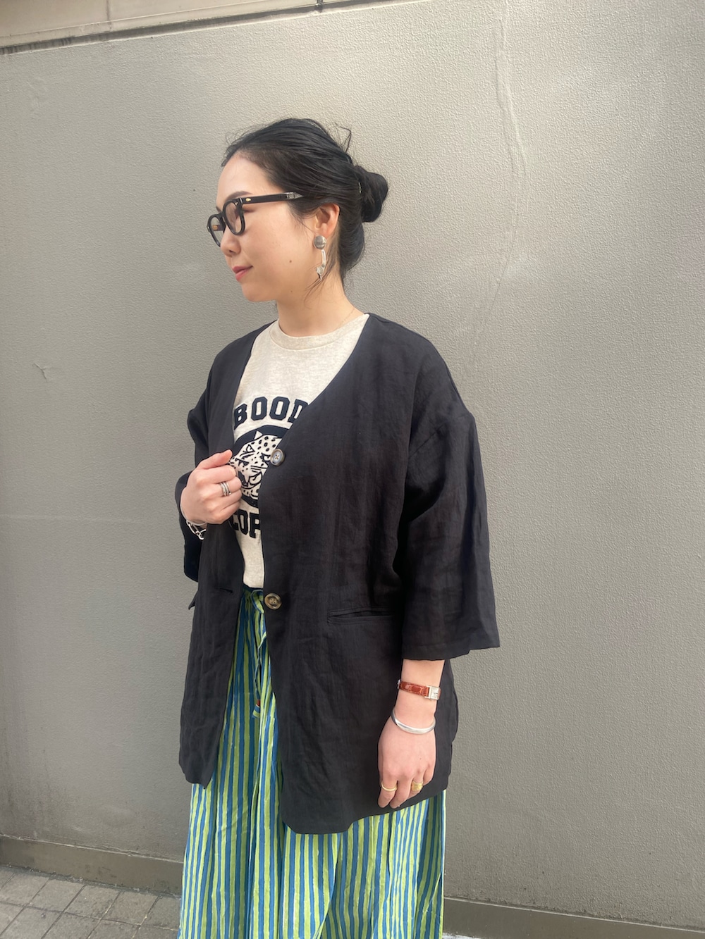 ブラック系のノーカラージャケット、ブラック系のサンダル、ブラック系のサンダルを着用したレディースの春コーディネートの2枚目の写真