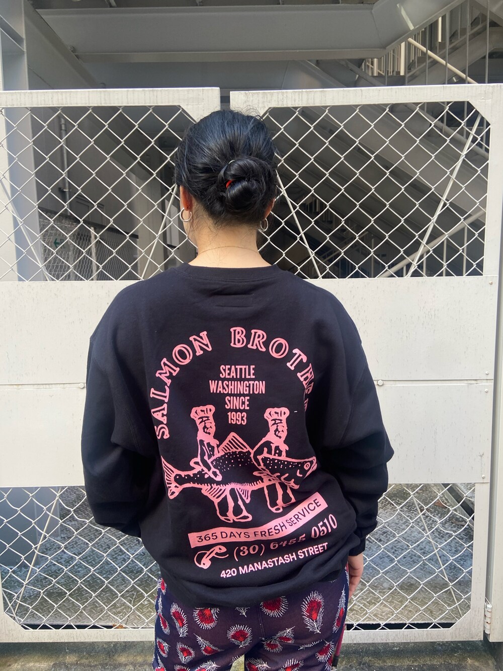 「柄パンツ、BEAVER、トラックパンツ、ニードルス、カジュアルコーデ、ニードルズ、スウェットコーデ、オトナ女子、BEAVER名古屋、トポロジー」｜「TopologieのTopologie/トポロジー　Wares Straps 8.0㎜ Wrist Strap 【ストラップ単体】（スマホグッズ、グリーン系）」を使った、小林さん（レディース・155cm）の夏コーディネートの2枚目の写真