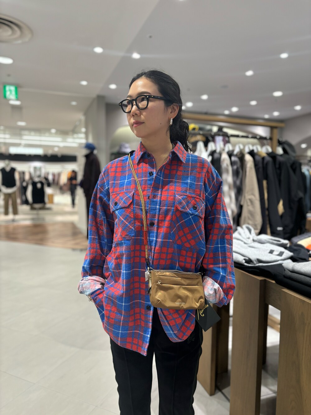 「チェック、ネルシャツ、アウトドアスタイル、トラックパンツ、秋服、オトナカジュアル、秋コーデ、秋冬コーデ、トポロジー、ベロアトラックパンツ」｜「ClarksのCLARKS/クラークス WALLABEE GTX ワラビー　ゴアテックス（モカシン/デッキシューズ、ブラック系）」を使った、小林さん（レディース・155cm）の秋コーディネートの2枚目の写真