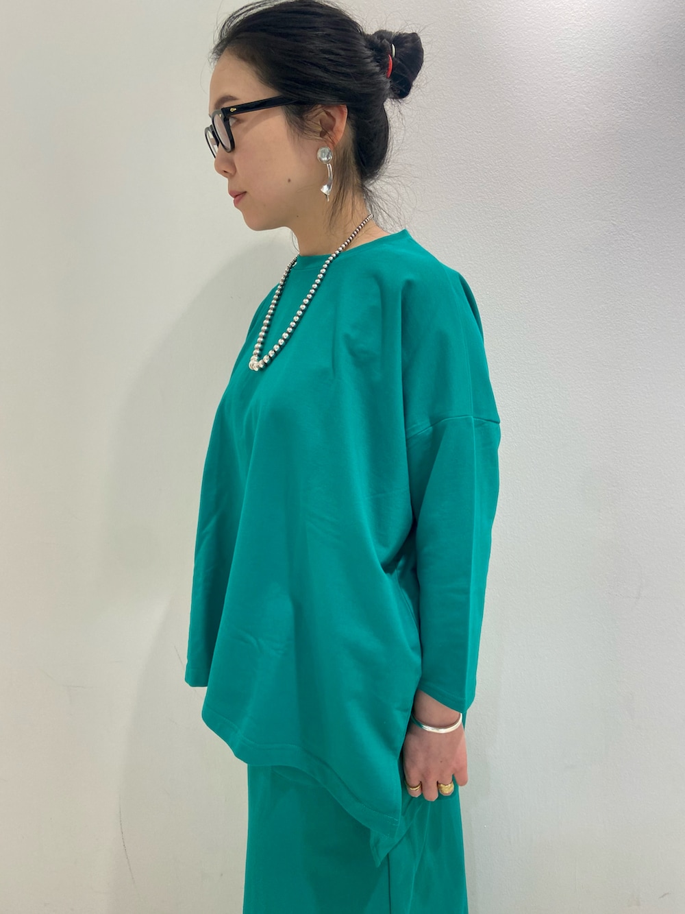 「セットアップ、スカート、BEAVER、ロングスカート、春服、みどり、着回しコーデ、BEAVER名古屋、みどりコーデ、春服コーデ」｜「MANASTASHのMANASTASH/マナスタッシュ　フレンチテリーワイドプルオーバー（Tシャツ/カットソー、グリーン系）」を使った、小林さん（レディース・155cm）の春コーディネートの2枚目の写真