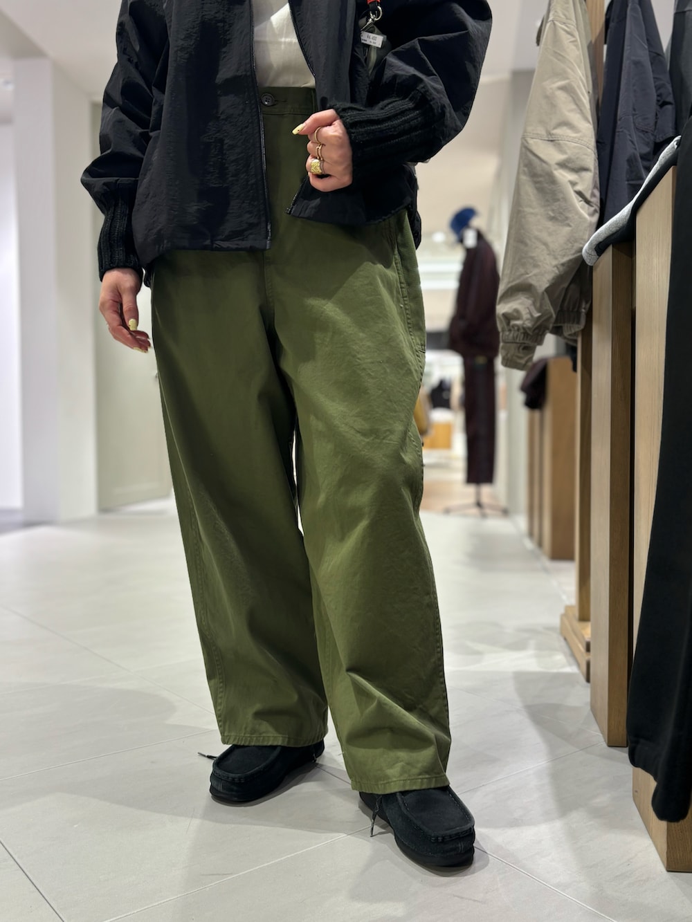 「アウター、めがね、レイヤードスタイル、メガネ男子、ワラビー、ボリュームパンツ、ゆるシルエット、アキコーデ、秋服準備はじめました、秋っぽコーデ更新中」｜「D.M.G.のD.M.G./ディーエムジー　ボリュームパンツ（チノパンツ、ブラック系）」を使った、小林さん（レディース・155cm）の秋コーディネートの3枚目の写真