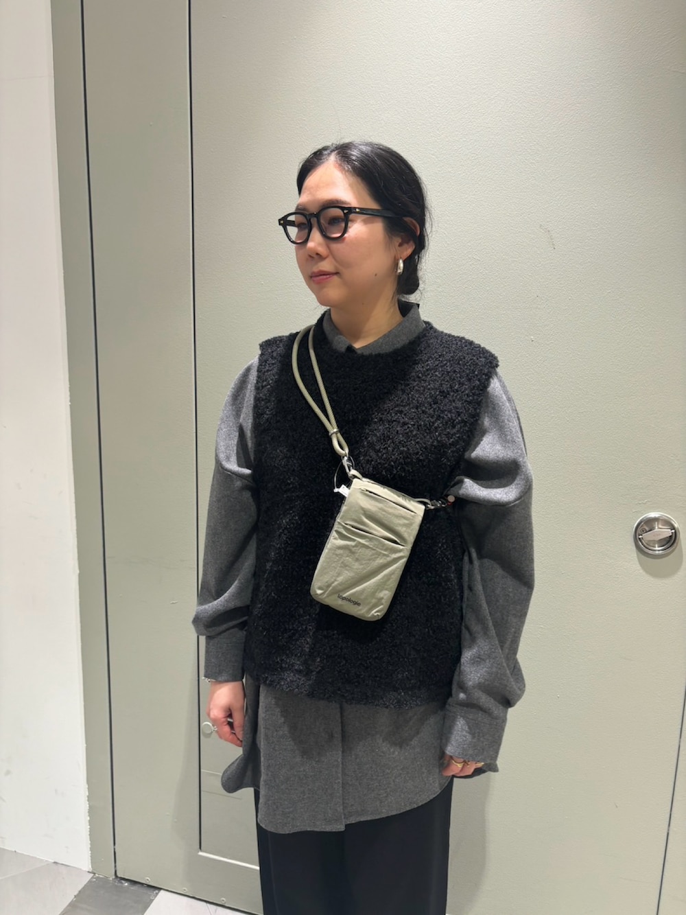 「スニーカー、BEAVER、厚底シューズ、パンツスタイル、ゆるコーデ、オトナ女子、ホカオネオネ、スマホショルダー、トポロジー、スマホストラップ」｜「HOKAのHOKA ONE ONE / ホカ オネオネ　Restore TC リストアーティーシー　ユニセックス（サンダル、ブラック系）」を使った、小林さん（レディース・155cm）の冬コーディネートの2枚目の写真