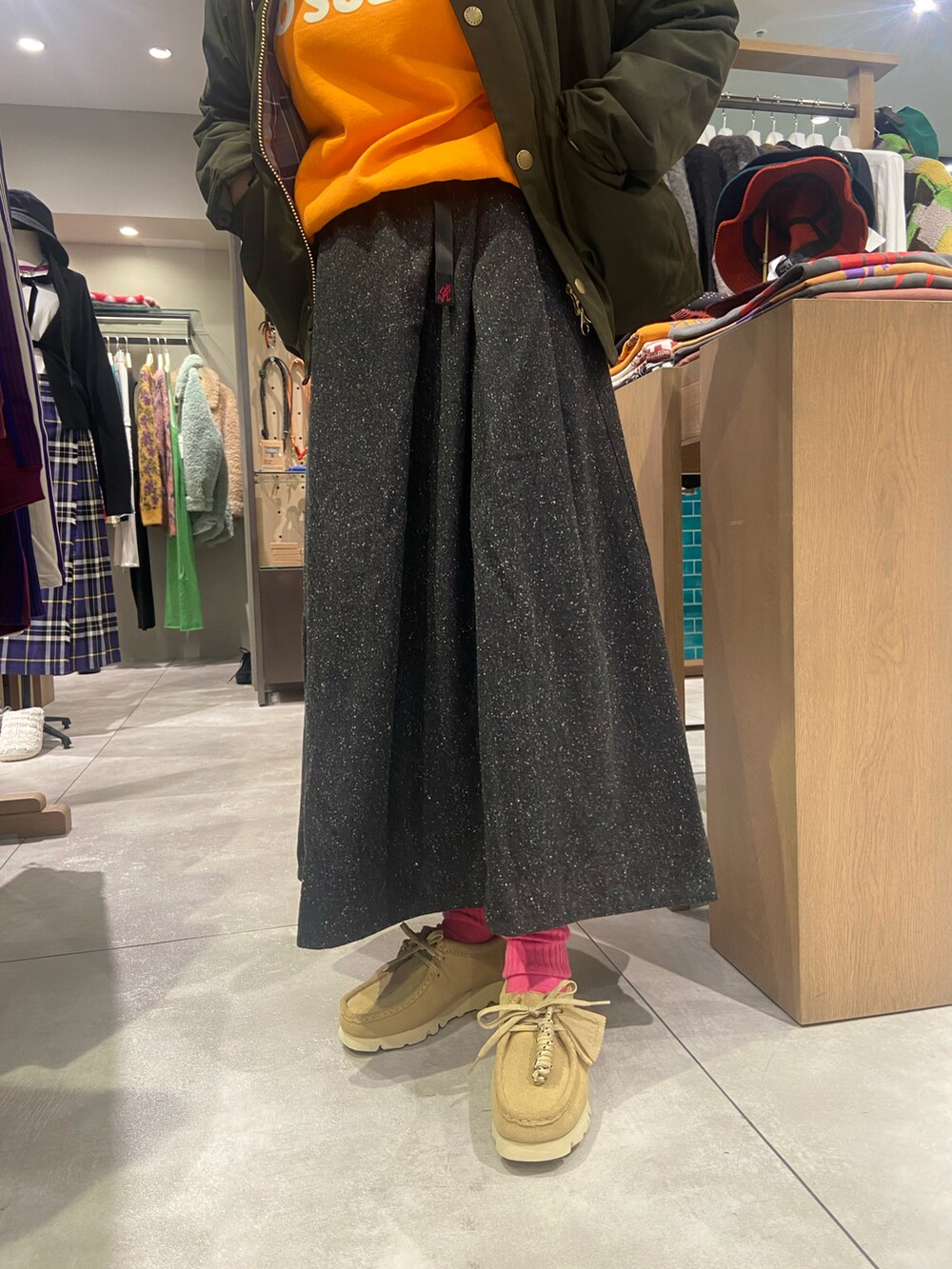 「秋のコーデ、オトナカジュアル、バブアー、バブアー女子、グラミチ、スカートコーデ、ワラビー、スウエットスカート、BEAVER、BEAVER名古屋」｜「BEAVERの【先行予約 10月下旬-11月上旬入荷予定】BARBOUR × BEAVER別注 SPEY PADDED（ジャケット/アウター、その他）」を使った、小林さん（レディース・155cm）の秋コーディネートの3枚目の写真