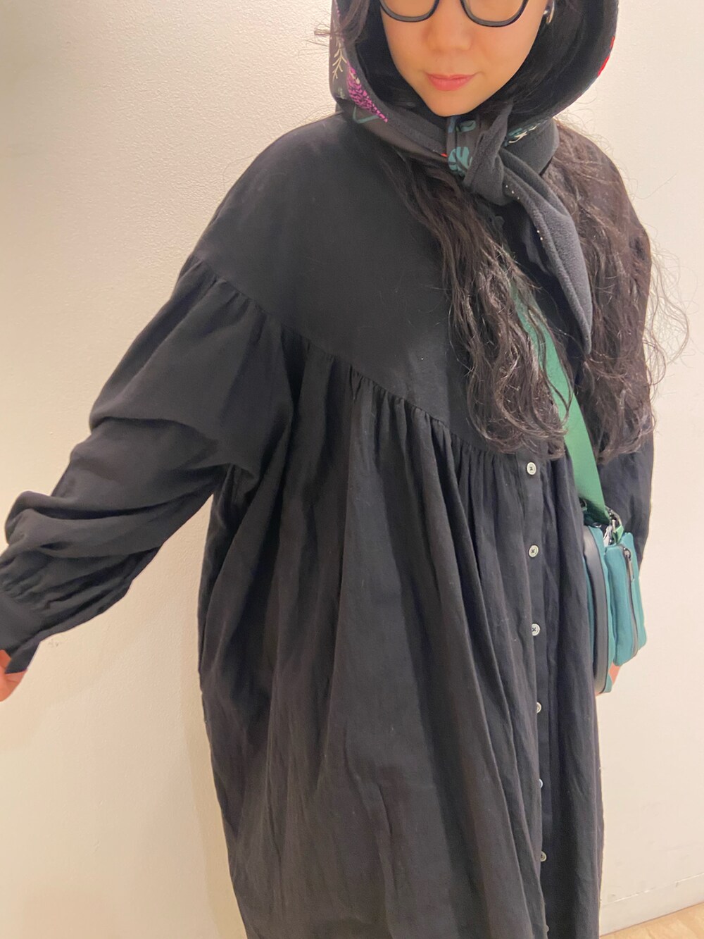 「ワンピース、秋のコーデ、BEAVER、大人コーデ、あったかコーデ、カジュアルコーデ、ゆるコーデ、メガネ女子、BEAVER名古屋、SUBU」｜「MANASTASHのMANASTASH/マナスタッシュ　ピンタックワンピース（シャツワンピース、ブラック系）」を使った、小林さん（レディース・155cm）の秋コーディネートの2枚目の写真