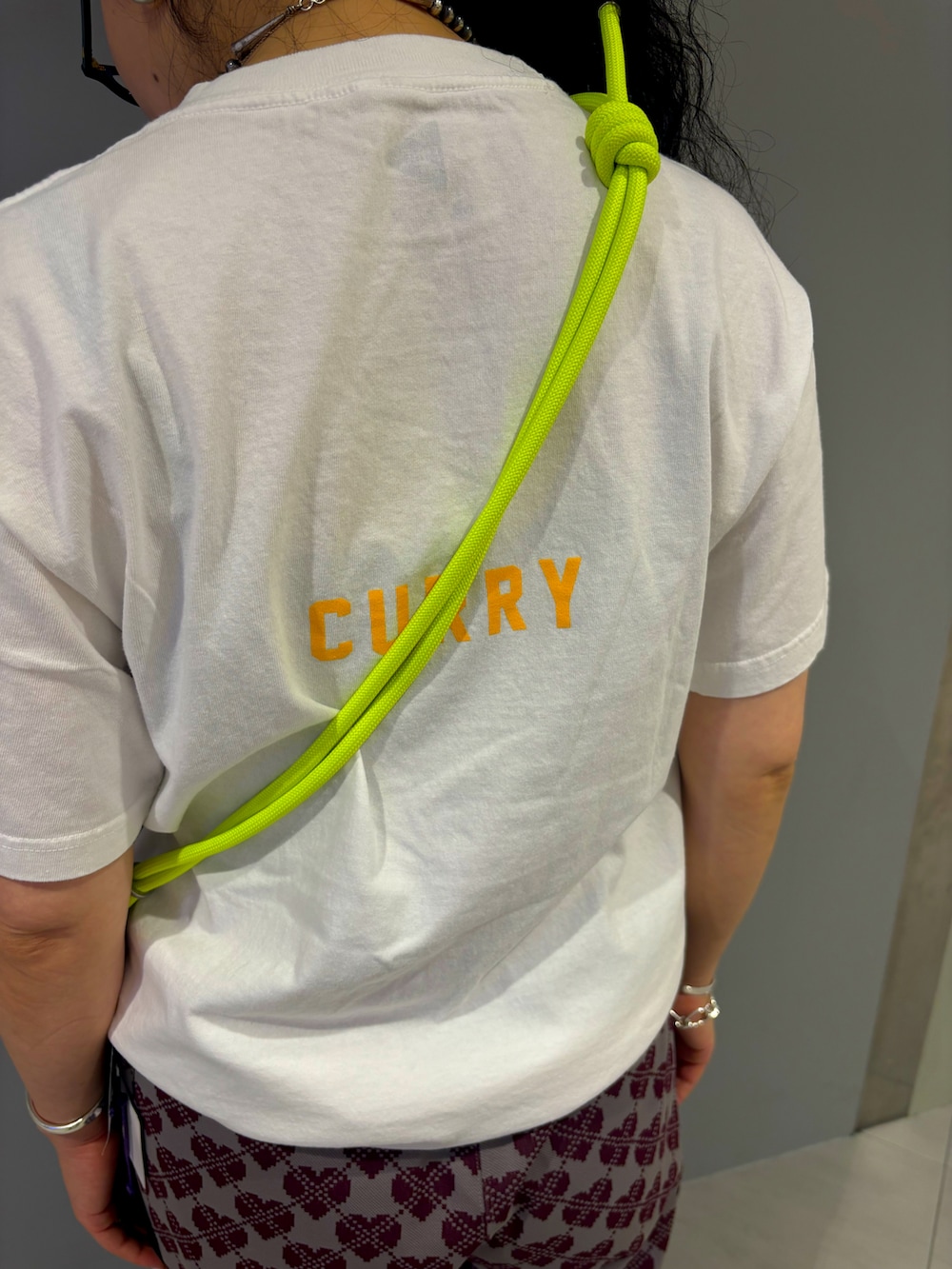 「夏、お出かけコーデ、トラックパンツ、パンツスタイル、リラックススタイル、シンプルコーデ、Tシャツコーデ、ホカオネオネ、携帯ストラップ、トポロジー」｜「FUNGのFUNG/ファング　Basic tee SPICE CURRY（Tシャツ/カットソー、ホワイト系）」を使った、小林さん（レディース・155cm）の夏コーディネートの5枚目の写真