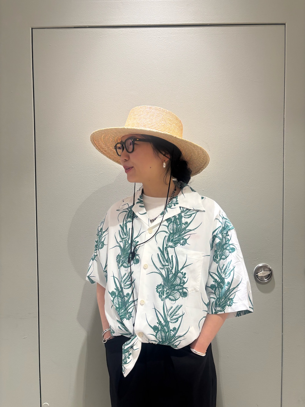 「柄シャツ、BEAVER、ワイドパンツ、ビルケンシュトック、サンダル、ボストン、開襟シャツ、ビルケンシュトック ボストン、BEAVER名古屋、柄シャツ×ワイドパンツ」｜「OddsのODDS/オッズ　MUGI PORKPIE HAT　ハット　カンカン帽（ハット、ブラック系）」を使った、小林さん（レディース・155cm）の春コーディネートの2枚目の写真