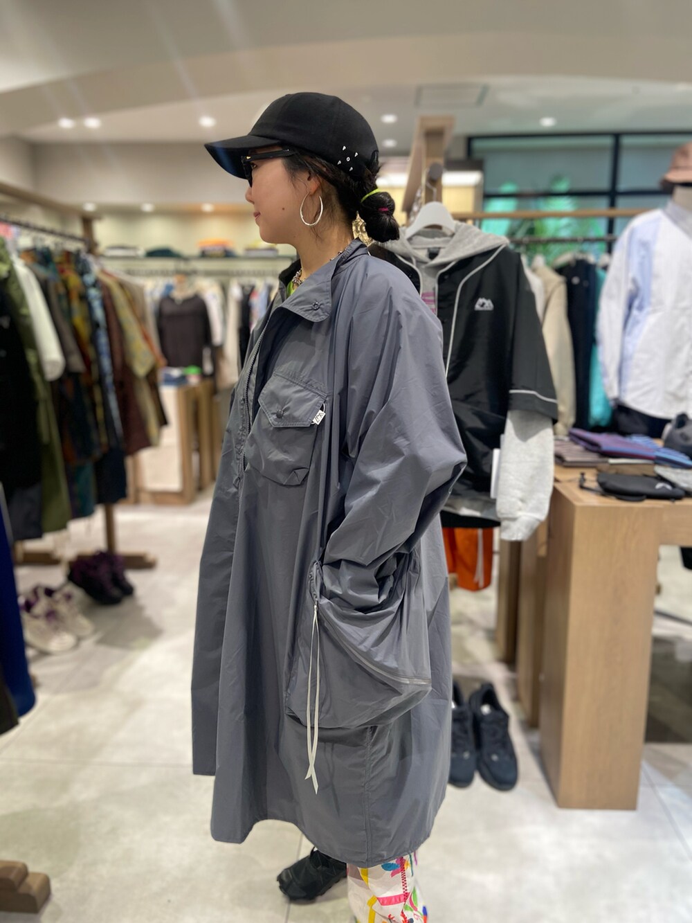 「カットソー、Tシャツ、BEAVER、インナー、春、スプリングコート、パンツコーデ、オトナカジュアル、BEAVER名古屋、CMF Outdoor Garment」｜「CMF OUTDOOR GARMENTのCMF OUTDOOR GARMENT/シーエムエフアウトドアガーメント　別注MILITARY RAINFALLS PONCHO（その他アウター、グレー系）」を使った、小林さん（レディース・155cm）の春コーディネートの2枚目の写真