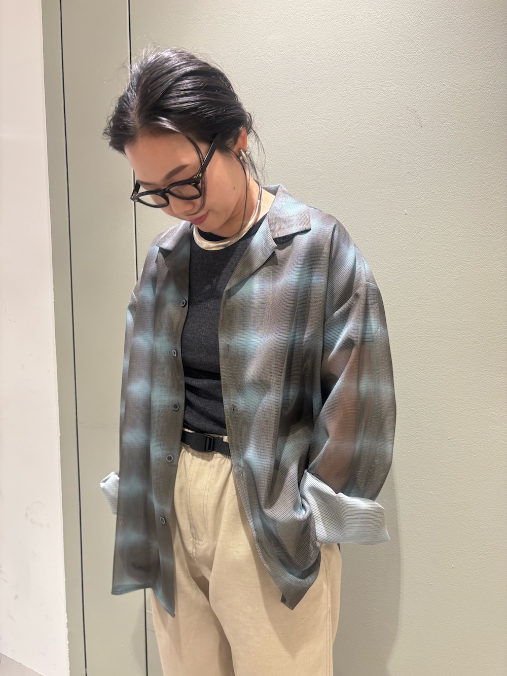 「セットアップ、BEAVER、大人カジュアル、グラミチ、シャツコーデ、シンプルスタイル、ラクチンコーデ、BEAVER名古屋、グラミチ女子、最近のいい感じコーデ」｜「MILLERのMiller/ミラー　H/S Crew Tee　クルーネック　ハーフスリーブＴ（Tシャツ/カットソー、グレー系）」を使った、小林さん（レディース・155cm）の春コーディネートの3枚目の写真