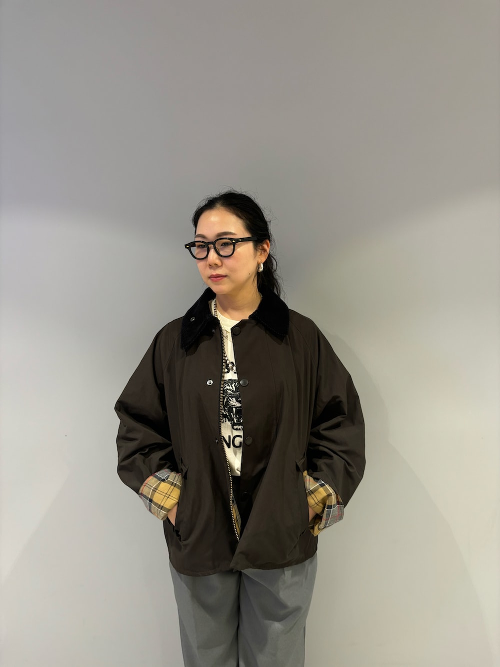 「BEAVER、バブアー、お出かけコーデ、パンツスタイル、シンプルスタイル、初秋コーデ、BEAVER別注、BEAVER名古屋、バブアー女子、トランスポート」｜「MIXTAのMIXTA/ミクスタ CREW NECK TABBY CAT Tシャツ（Tシャツ/カットソー、ベージュ系）」を使った、小林さん（レディース・155cm）の夏コーディネートの2枚目の写真