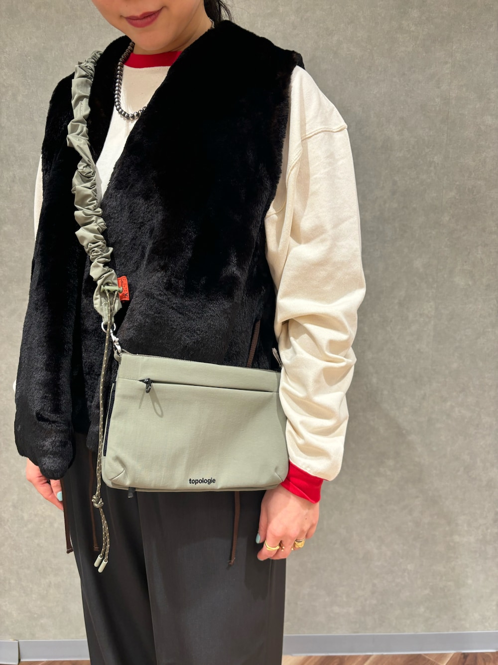 「シンプル、レイヤードスタイル、ロンT、大人女子、秋コーデ、秋カラー、秋服コーデ、クレマン、トポロジー、150cm台コーデ」｜「sogliaのSOGLIA/ソリア　OPEN END SOLID LONG SLEEVE T  リンガーＴ（Tシャツ/カットソー、ホワイト系）」を使った、小林さん（レディース・155cm）の秋コーディネートの2枚目の写真