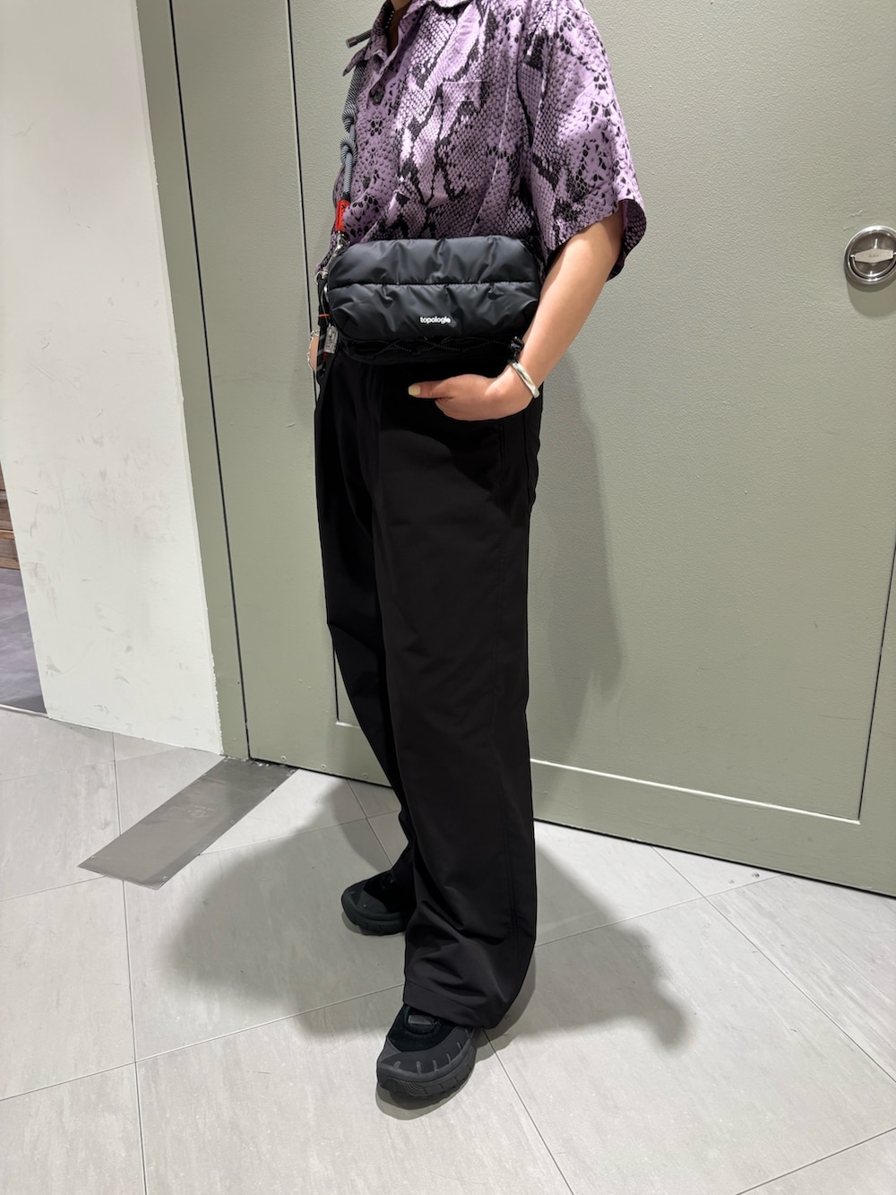 ブラック系のその他パンツ、ブラック系のショルダーバッグを着用したレディースの夏コーディネートの3枚目の写真