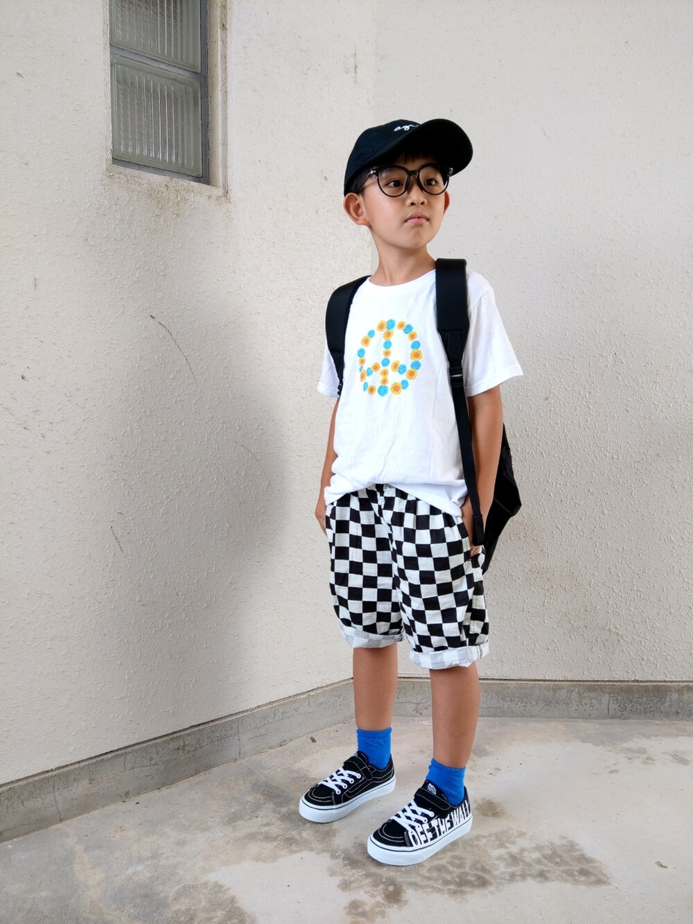 「休日コーデ、チェッカーフラッグ、タンパンスタイル、短パン、ハーフパンツ、カラーソックス、オールドスクール、黒リュック、めがね、白Tシャツ、Tシャツ、夏だ！Tシャツ着よう！、夏コーデ、カラー×コーデ、チャリティーTシャツ」｜「VANSのVANS ヴァンズ V40CK DECON WALBER(19-22) BLACK/WHITE（スニーカー、ブラック系）」を使った、あお✳さん（キッズ・120cm）の夏コーディネートの2枚目の写真