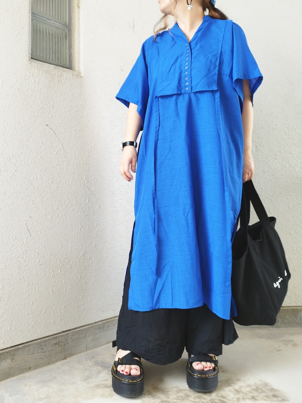 ブラック系のトートバッグ、ブラック系のサンダル、ブラック系のその他パンツを着用したレディースの秋コーディネートの2枚目の写真