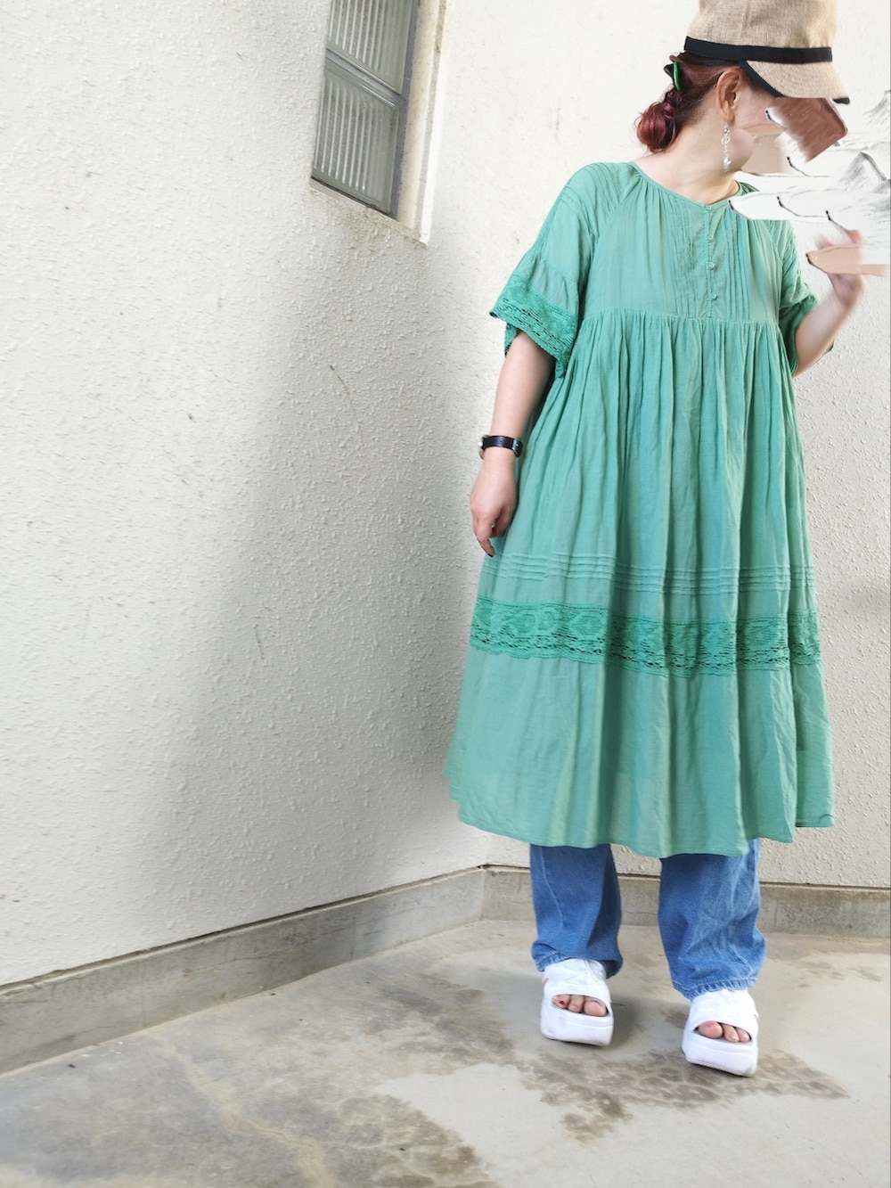 「ワンピース、厚底サンダル、麦わら帽子、古着MIX、ワンピース×デニム、レイヤードスタイル、デニム、デニムパンツ、グリーン、緑、スポーツサンダル、ぽっちゃり、ゆるコーデ、夏コーデ、NIKE」｜「NIKEのナイキ エア マックス ココ ウィメンズサンダル / 厚底 スニーカーサンダル / Nike Air Max Koko Sandals（サンダル、ホワイト系）」を使った、あお✳さん（レディース・156cm）の夏コーディネートの2枚目の写真