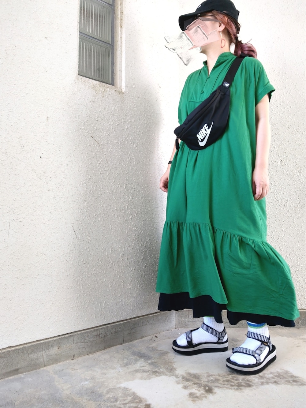 ブラック系のサンダル、グリーン系のワンピース、ブラック系のボディバッグ/ウエストポーチを着用したレディースの夏コーディネートの2枚目の写真