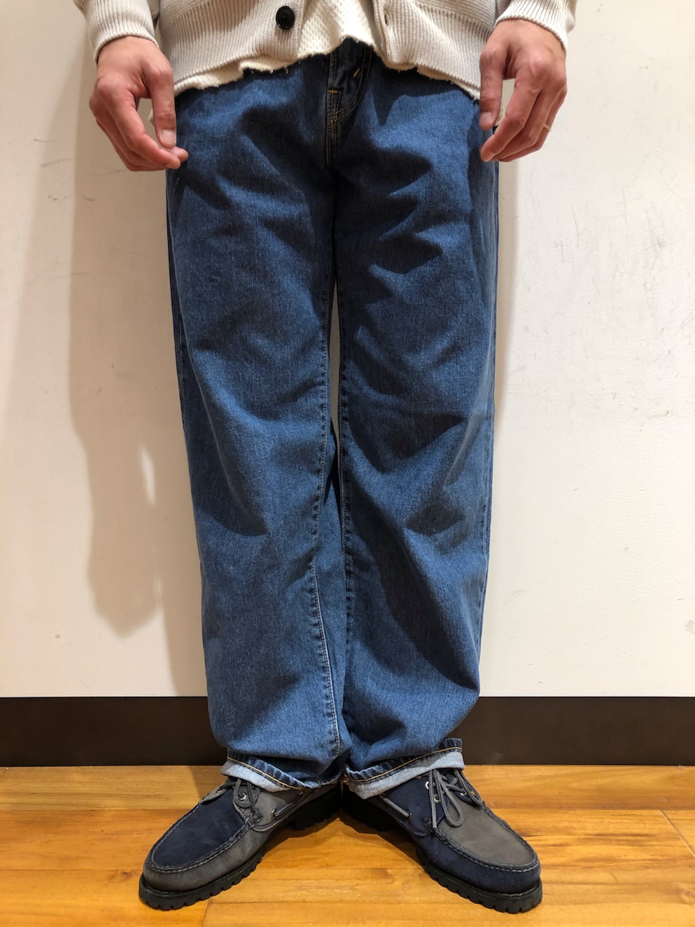 グレー系のニット/セーター、グリーン系のステンカラーコート、ブルー系のシューズを着用したメンズの冬コーディネートの4枚目の写真