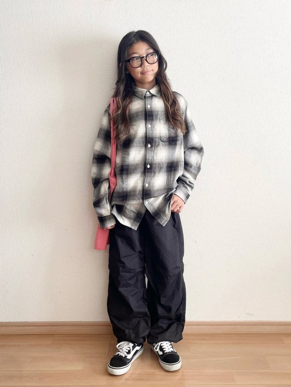 ブラック系のカーゴパンツ、ブラック系のシャツ/ブラウス、ブラック系のショルダーバッグを着用したキッズの冬コーディネートの2枚目の写真