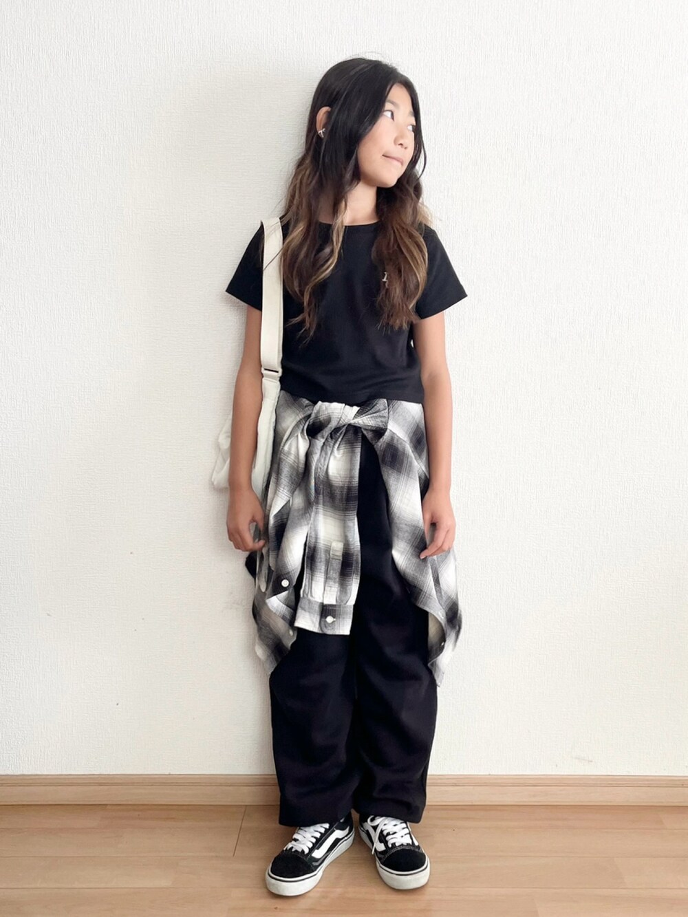 ブラック系のスウェットパンツ、ブラック系のTシャツ/カットソー、ブラック系のスニーカーを着用したキッズの秋コーディネートの2枚目の写真