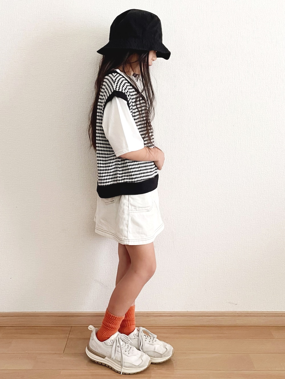 「夏コーデ、女の子、小学生、レイヤードスタイル、JSガール、ZARA、通学コーデ、カラーソックス、バケットハット、スカート、カラー×コーデ、カジュアル、ビタミンカラー」｜「STUSSYのStock Bucket Hat（ハット、ブラック系）」を使った、renaさん（キッズ・120cm）の春コーディネートの2枚目の写真