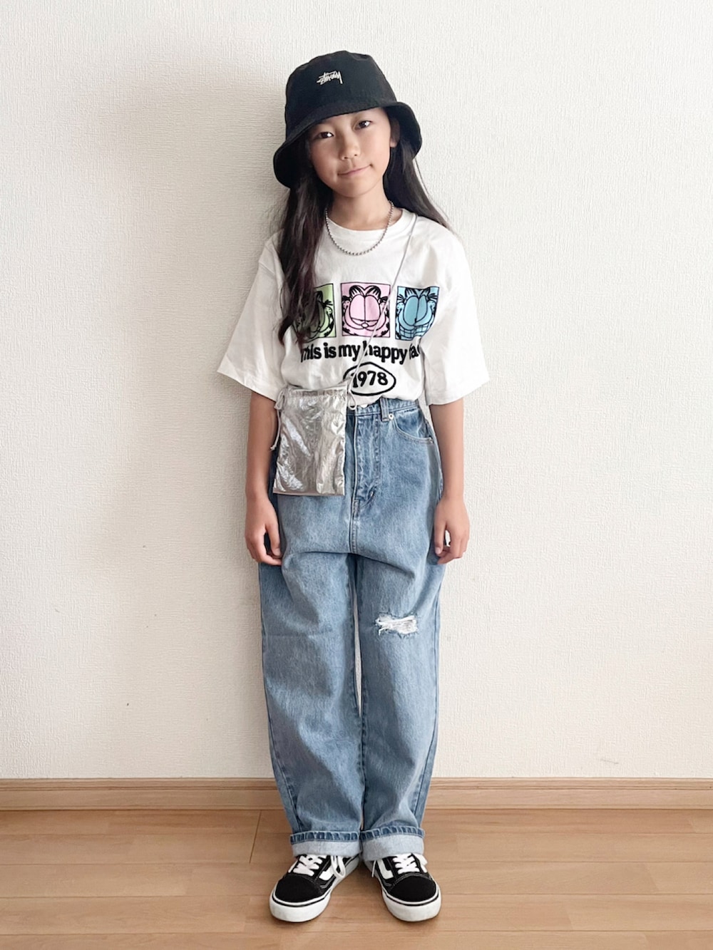ブルー系のデニムパンツ、ホワイト系のTシャツ/カットソー、シルバー系のショルダーバッグを着用したキッズの春コーディネートの2枚目の写真