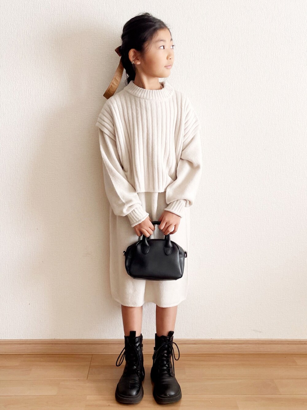 「秋冬コーデ、ワントーンコーデ、ニットワンピース、GU、GUコーデ、ブーツ、キッズコーデ、小学生、キッズファッション、プチプラ、ヘアアレンジ、ニット」｜「ZARAのアイテム（ブーツ、ブラック系）」を使った、renaさん（キッズ・124cm）の秋コーディネートの2枚目の写真