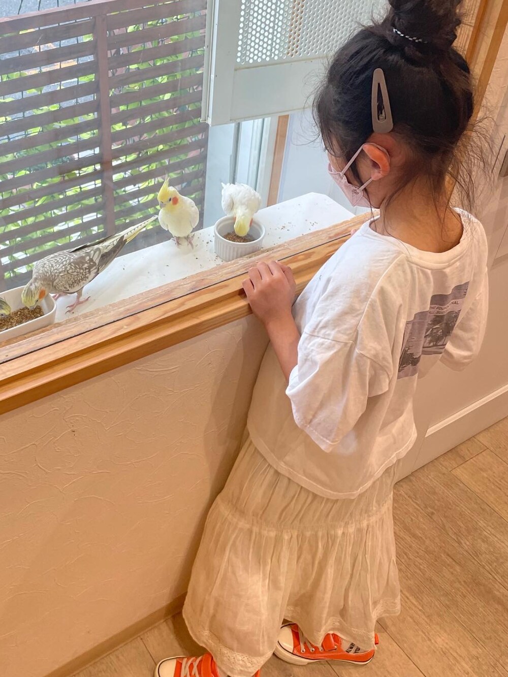 ホワイト系のスカート、ホワイト系のTシャツ/カットソー、ホワイト系のトートバッグを着用したキッズの秋コーディネートの3枚目の写真